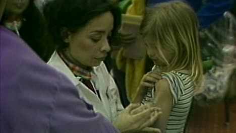 1982-Wird-Ein-Kind-Von-Einer-Krankenschwester-Geimpft