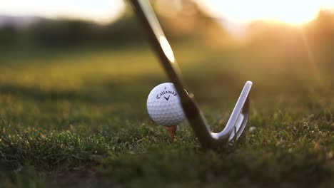 Club-De-Golf-Y-Pelota-De-Golf-Callaway-En-Hierba-Con-Fondo-De-Puesta-De-Sol---Primer-Plano