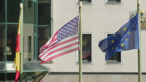 Die-Flagge-Der-Vereinigten-Staaten-Von-Amerika-Und-Die-Flagge-Der-Europäischen-Union-Wehen-Nebeneinander-An-Fahnenmasten