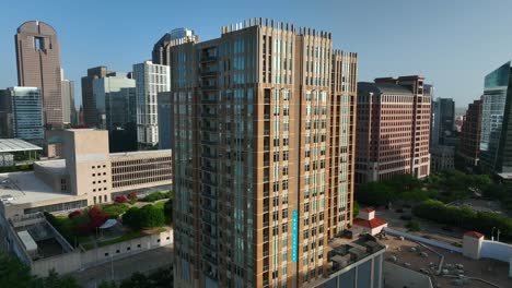 Luxury-apartment-building-in-downtown-urban-USA-setting