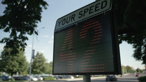 Ein-Reaktives-Digitales-Geschwindigkeitsschild,-Das-Den-Fahrern-Anzeigt,-Wie-Schnell-Sie-Fahren