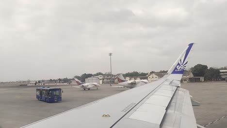 Foto-De-La-Ventana-Pov-Del-Avión-Despegando-Del-Aeropuerto