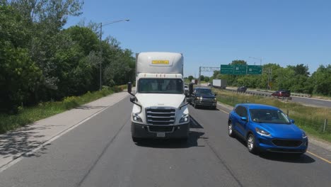 Autobahnfahrt-In-Der-Nähe-Von-New-Lenox,-Illinois,-Vorderansicht,-Langsame-Bewegung-Von-LKW-Und-Geländewagen-I80e