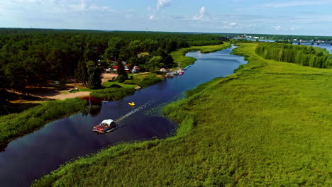 Menschen,-Die-Während-Einer-Besichtigungstour-In-Lettland-Auf-Einer-Traditionellen-Bootsfahrt-Auf-Dem-Fluss-Lielupe-Fahren