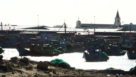 Barcos-De-Pesca-Flotando-En-La-Costa-De-Ke-Ga-En-Phan-Thiet,-Vietnam