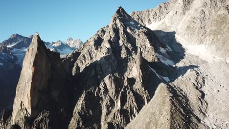 Drohnen-Luftaufnahme-Von-Felsigen-Gipfeln-In-Den-Schweizer-Alpen-Während-Eines-Sonnenaufgangs