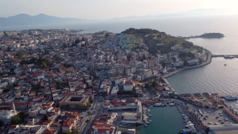 Panorama-Aéreo-Del-Paisaje-Urbano-De-Kusadasi-Con-Puerto-Marítimo-En-Turquía