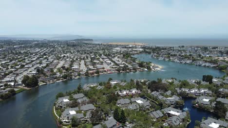 Luftaufnahme-Der-Wohnimmobilienlandschaft-Auf-Villen-Am-Flussufer,-San-Mateo,-Kalifornien