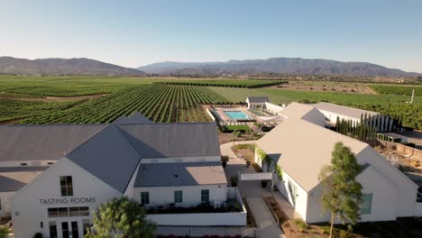 Sala-De-Degustación-De-Vinos-Y-Cafetería-Junto-A-La-Piscina-De-La-Bodega-Bottaia-En-Temecula,-California---Sobrevuelo-Aéreo