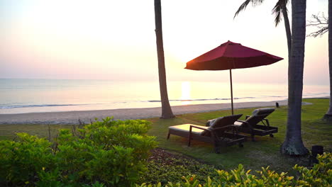 Szene-Eines-Wunderschönen-Tropischen-Strandes-Und-Meeres-Bei-Sonnenuntergang-Mit-Sonnenschirm-Und-Liegestuhl-Lounge-Für-Urlaub-Und-Reisen