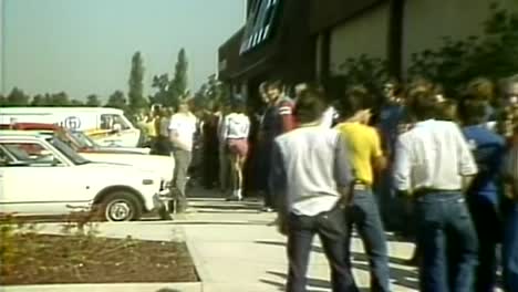 1982-CROWD-IN-LINE-FOR-CONCERT-TICKETS