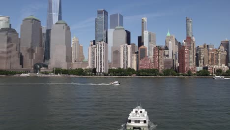 Luftaufnahme-über-Einem-Boot,-Das-Sich-In-Richtung-Der-Skyline-Von-Lower-Manhattan-In-New-York,-USA-Bewegt-–-Aufsteigend,-Drohnenaufnahme