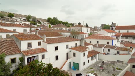 Antiguas-Casas-Tradicionales-Con-Techos-De-Tejas-Rojas-Cubiertas-De-Musgo-En-El-Castillo-De-Óbidos