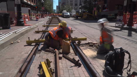 Este-Es-Un-Video-De-Lapso-De-Tiempo-De-Trabajadores-De-La-Construcción-Colocando-Nuevos-Ladrillos-Entre-Nuevas-Vías-En-Una-Ciudad