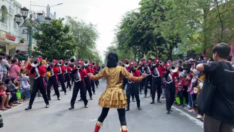 Coole-Action,-Blaskapellenparade-Auf-Der-Jalan-Malioboro-Yogyakarta-Und-Begeisterte-Menschen,-Die-Die-Parade-Verfolgten,-Nachdem-Es-Keine-Covid-Pandemie-Gab