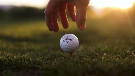 Mano-Jugando-Con-Una-Pelota-De-Golf-Callaway-En-Un-Campo-De-Prácticas-En-Un-Campo-De-Golf,-Primer-Plano