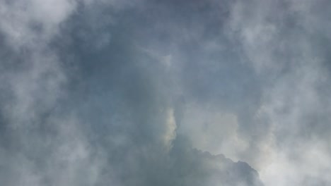 Una-Tormenta-En-El-Cielo-Oscuro,-Una-Nube-Cumulonimbus-En-Movimiento