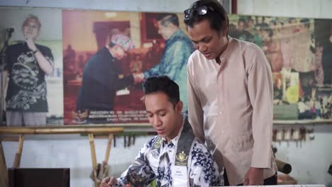 Eine-Lehrerin-Bringt-In-Ihrem-Alten-Zuhause-In-Cirebon-Bei,-Wie-Man-Batik-Herstellt