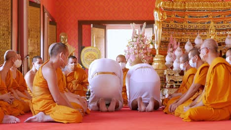 Ceremonia-De-Ordenación-En-El-Ritual-Del-Monje-Budista-Tailandés-Para-Cambiar-El-Hombre-Al-Monje-En-La-Ceremonia-De-Ordenación-En-El-Budista-En-Tailandia