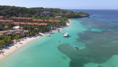 Drone-footage-of-the-beautiful-West-Bay-at-Roatan-island,-Honduras