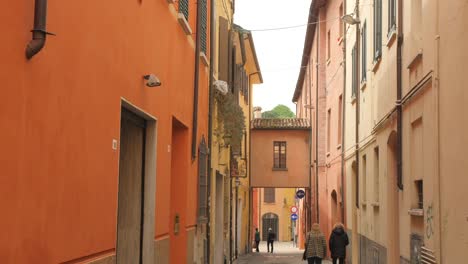 Aufnahme-Einer-Schmalen-Straße-Und-Eines-Arkadengangs-In-Der-Antiken-Stadt-Cesena,-Norditalien-Bei-Tag