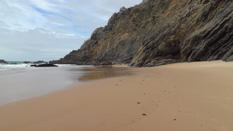 Majestuosa-Playa-Salvaje-Cerca-De-La-Montaña-Gruta-Da-Adraga-En-Portugal