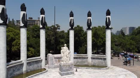 Eine-Nach-Oben-Geneigte-Aufnahme-Des-Denkmals-Für-Heldenhafte-Kadetten,-Verteidiger-Des-Heimatlandes,-Das-Sich-Am-Eingang-Des-Chapultepec-Parks-In-Der-Hauptstadt-Mexikos-Befindet