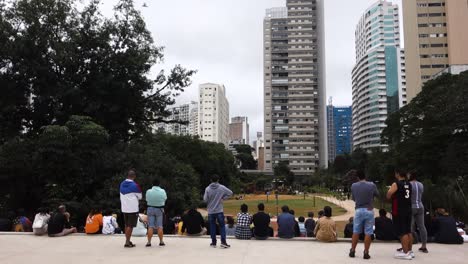 El-Público-Asiste-A-Una-Representación-Teatral-En-El-Parque-De-La-Ciudad-De-Augusta-En-Sao-Paulo
