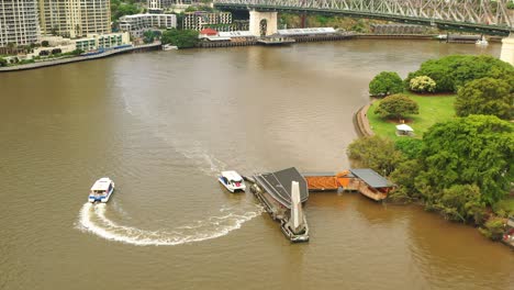 Ferry-leaving-terminal,-Brisbane-River-after-floods,-Story-Bridge,-Brown-water