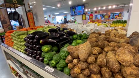 Statische-Aufnahme-Der-Vollen-Obst--Und-Gemüseregale-Mit-Köstlichen-Frischen-Produkten,-Die-Im-Laden-Auf-Den-Kunden-Warten