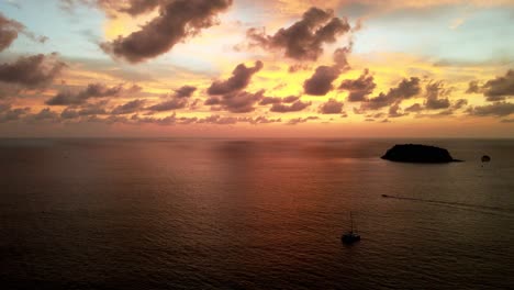 Luftaufnahme-Eines-Goldorangefarbenen-Sonnenuntergangshimmels-über-Tropischen-Gewässern-Vor-Phuket