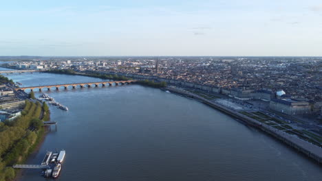 Luftflug-über-Den-Fluss-Garonne,-Bordeaux-Im-Hintergrund,-Frankreich