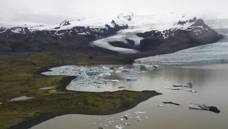 Gletscher-In-Island-Mit-Blauem-Eis-Im-Wasser-Mit-Drohnenvideo,-Das-Sich-Vorwärts-Bewegt