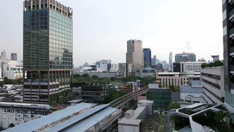 Vista-Del-Paisaje-Urbano-De-Los-Trenes-Bts-Que-Pasan-Cerca-Del-Hotel-Asia-En-Bangkok,-Tailandia,-Sudeste-Asiático