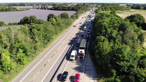 Der-Verkehr-Auf-Der-A12-Zwischen-Colchester-Und-Chelmsford-Ist-Blockiert,-Da-Demonstranten-Gegen-Die-Steigenden-Kraftstoffkosten-Protestieren