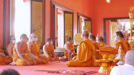 Ceremonia-De-Ordenación-En-El-Ritual-Del-Monje-Budista-Tailandés-Para-Cambiar-El-Hombre-Al-Monje-En-La-Ceremonia-De-Ordenación-En-El-Budista-En-Tailandia