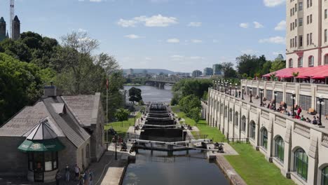 Esclusas-Del-Canal-Rideau-Cerca-De-La-Colina-Del-Parlamento,-Ottawa-Que-Conduce-Al-Río-Ottawa-En-Un-Día-Soleado-De-Verano-Antes-Del-Día-De-Canadá-2022---Cámara-Lenta-4k