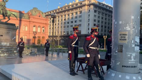 Ehrengardisten-Ziehen-Die-Nationalflagge-Auf-Der-Plaza-De-Mayo-In-Buenos-Aires,-Argentinien,-Zurück