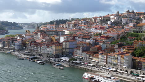 Encantador-Barrio-De-Porto-Ribeira-Junto-Al-Río-Douro,-Estático