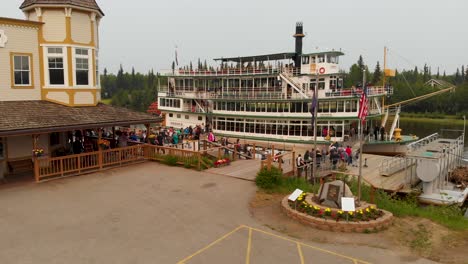 4K-Drone-Video-of-People-Boarding-Riverboat-on-Chena-River-in-Fairbanks,-AK-during-Summer-Day