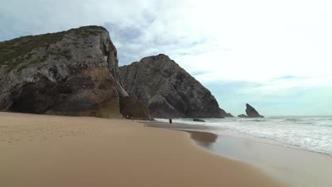 Gente-Viendo-Olas-Rompiendo-En-Gruta-Da-Adraga-Cerca-Del-Océano-Atlántico