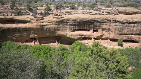 Fire-Temple-cliff-dwelling-viewed-from-overlook-in-Mesa-Verde-National-Park,-pan