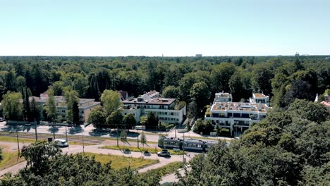 Vista-Aérea-De-Drones-Del-Tranvía-En-El-Suburbio-De-Munich