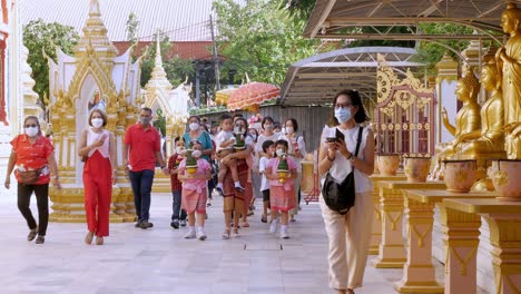Ceremonia-De-Ordenación-En-El-Ritual-Del-Monje-Budista-Tailandés-Para-Cambiar-El-Hombre-Al-Monje-En-La-Ceremonia-De-Ordenación-En-El-Budista-En-Tailandia