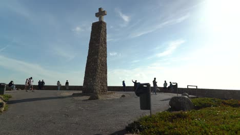Cabo-Da-Roca-Denkmal-Mit-Menschen,-Die-Am-Westlichsten-Punkt-Des-Europäischen-Festlandes-Spazieren-Gehen