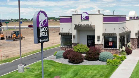 Aerial-shot-of-a-Taco-Bell-in-a-warm-desert-climate