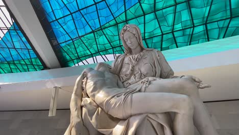 Imágenes-De-Una-De-Las-Esculturas-Ubicadas-En-La-Catedral-De-La-Ciudad-De-Brasilia-En-Un-Primer-Plano-Y-Una-Toma-De-Alejamiento