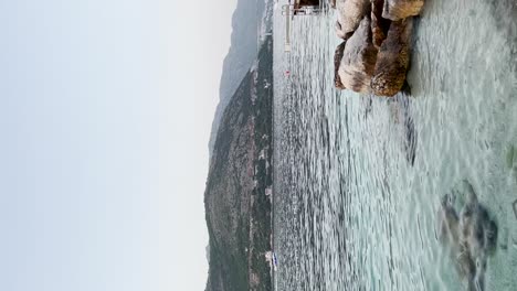 Ein-Boot-Fährt-In-Richtung-Hafen,-Vorbei-An-Der-Stadt-Lozica-In-Der-Ferne,-Dubrovnik,-Kroatien