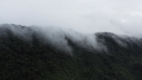 Volando-Sobre-Una-Montaña-De-Niebla-En-Hainan.-Descendiendo