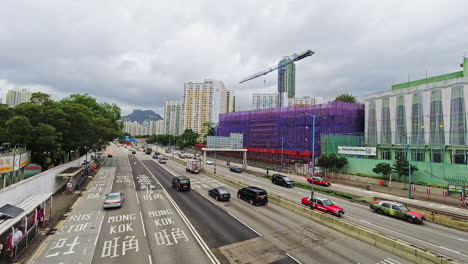 Timelapse-De-Tráfico-De-Kwun-Tong-Road-Cerca-De-La-Bahía-De-Kowloon-Con-Sitio-De-Construcción